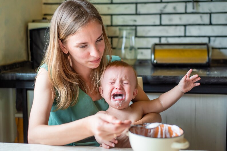 Baby-Led Weaning vs. Traditional Spoon-Feeding: Choosing the Right Approach for Your Baby